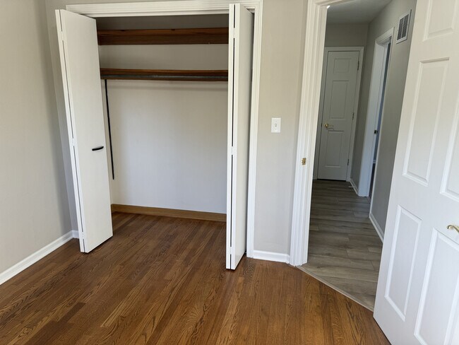 Building Photo - 1609 Parkway Dr