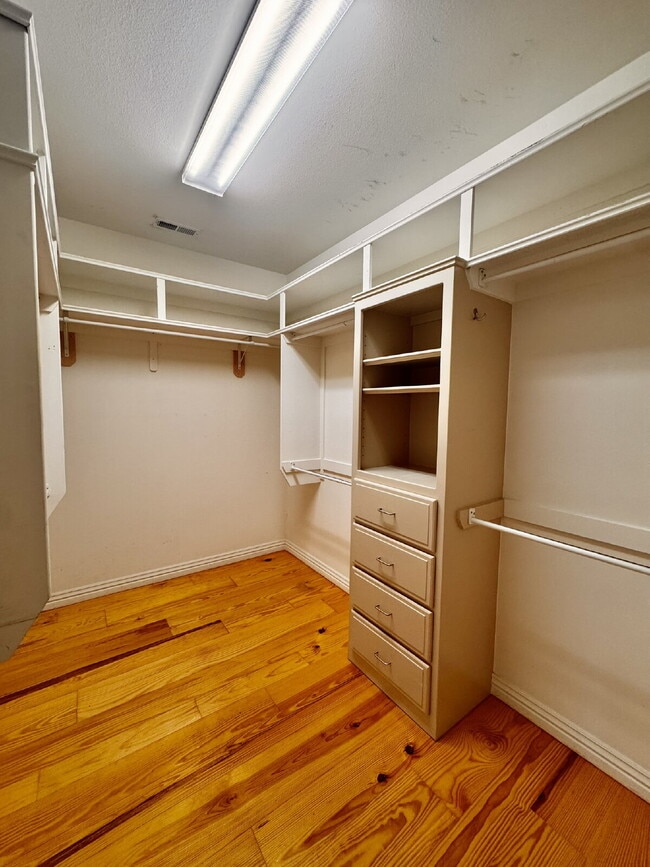Building Photo - 723 N Lakeview Dr