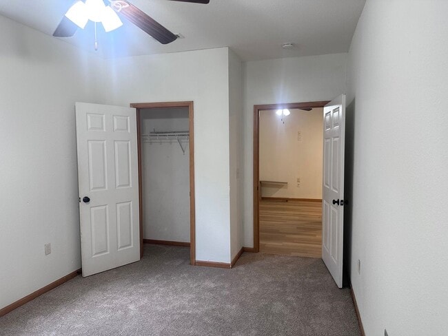 Building Photo - 905 NE Deer Creek Rd
