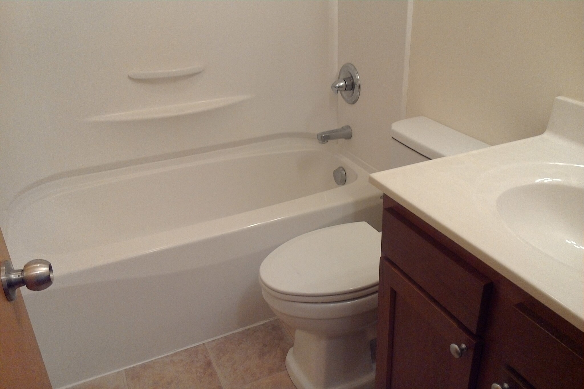 Full Bath - 1004 E Willard St