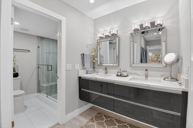 Building Photo - 9299 Vista Del Lago