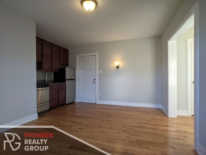 Building Photo - 4546 N Damen Ave
