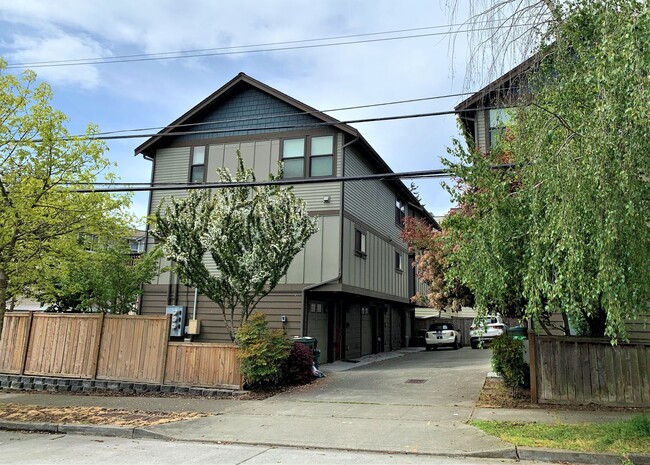Building Photo - Gorgeous Townhouse in Green-Lake Community