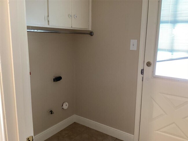 Building Photo - 2031 Millhouse Rd