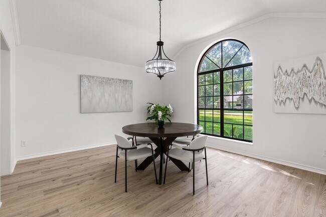 Building Photo - 10 Autumn Oaks Dr