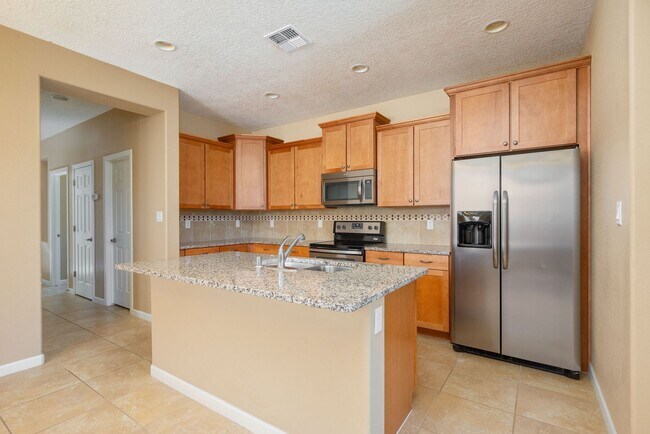 Building Photo - UNFURNISHED Gorgeous 2 Bedroom Home in Ran...