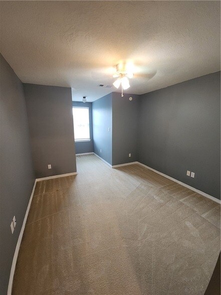 Building Photo - 3920 Park Hurst Dr
