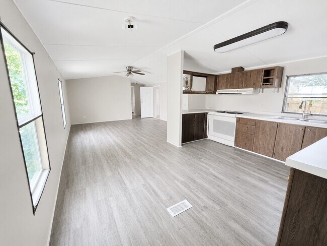 Building Photo - 142 Aspen