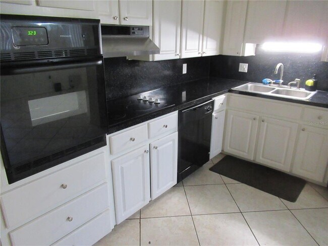 Building Photo - 2402 Ecuadorian Way