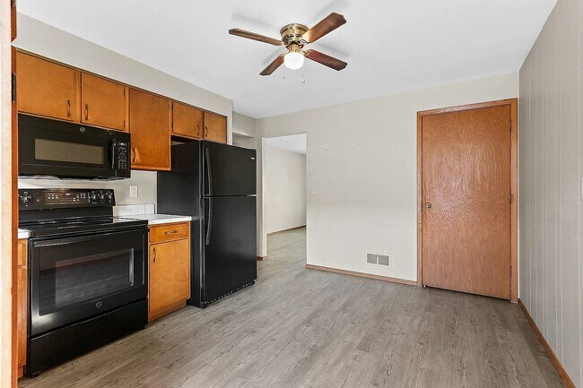 Kitchen and door to basement - 2416 E Newberry St
