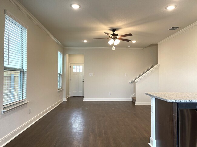 Building Photo - 10314 Lynwood Branch