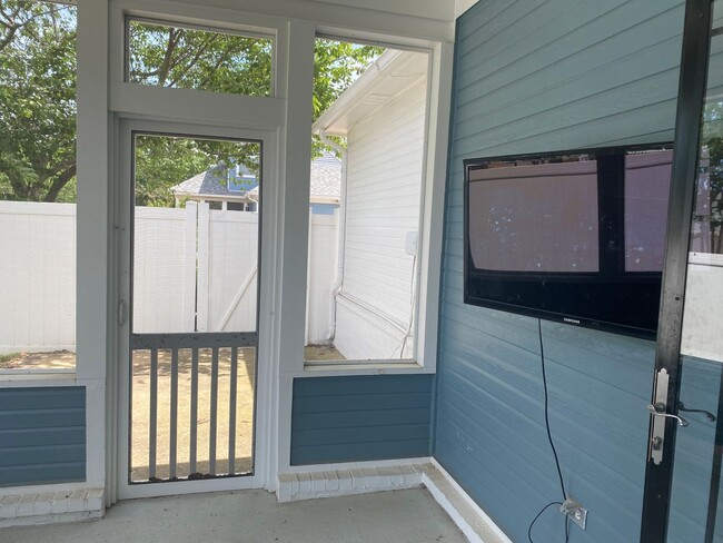 Building Photo - Large 3 bd 2.5 bath with all new paint! Fe...