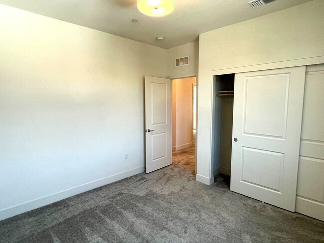 Building Photo - Spacious 4-Bedroom Home in Prime Tracy Loc...