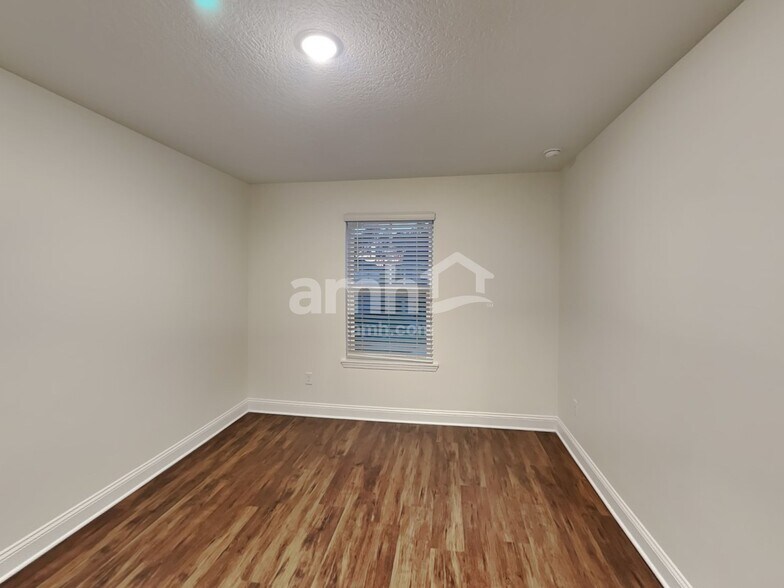 Building Photo - 540 Onate Cir