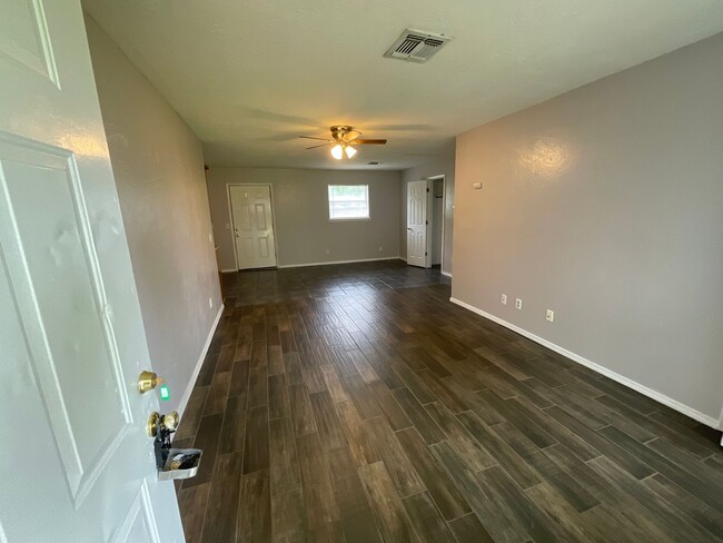 Building Photo - 2 Bed 1 Bath