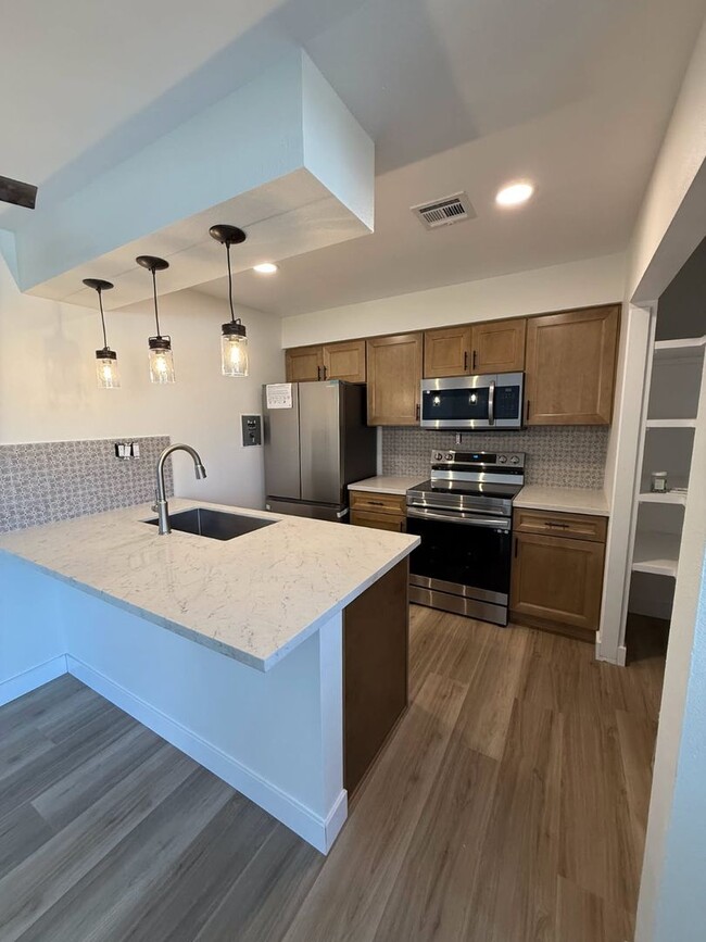 Building Photo - Newly Renovated Condo in La Verne