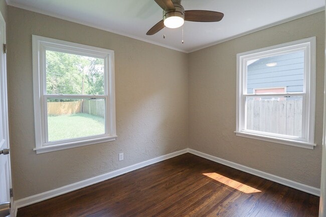 Building Photo - Step into this beautifully updated, move-i...