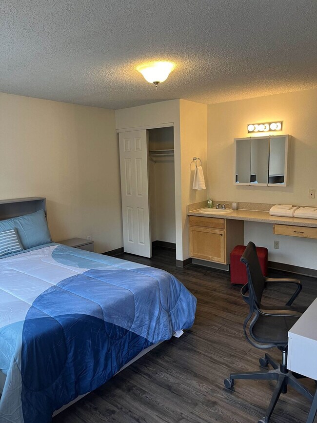 Building Photo - 1555 NE Merman Dr