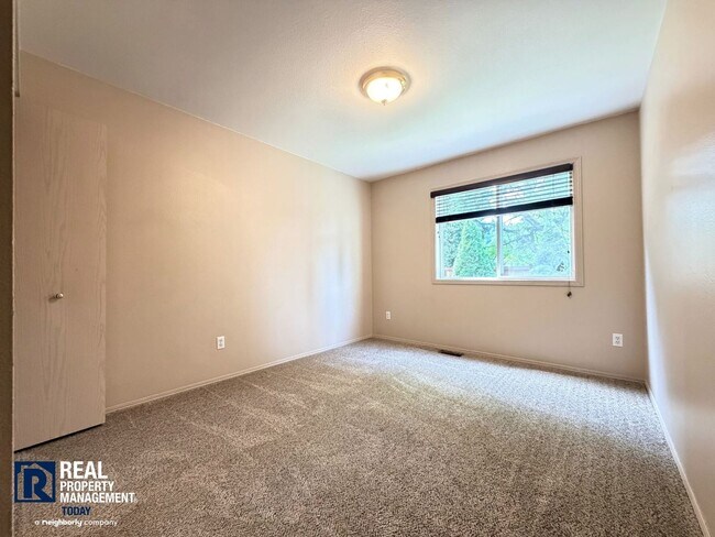Building Photo - Beautiful 4BR Home Near Orting with Large Yard, Oversized Garage & A/C