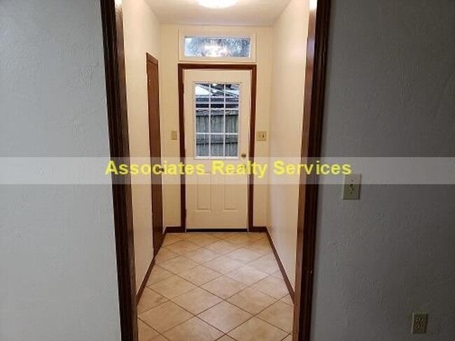 Building Photo - Sublease This Newly Renovated 2 bedroom wi...