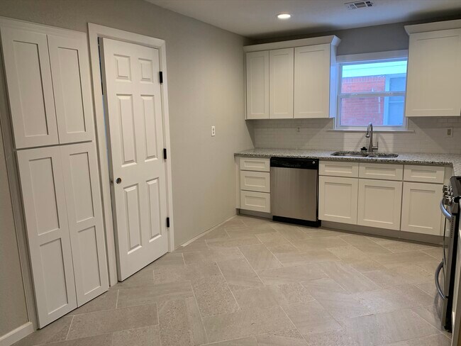 Building Photo - 713 S Lakewood Ave