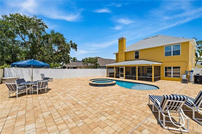 Building Photo - 728 NW Waterlily Pl