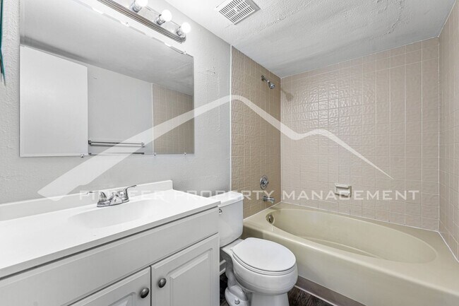 Building Photo - Spacious Condo with Washer/Dryer and Central AC