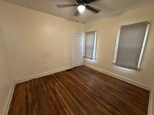 Building Photo - 160 Roslyn Dr