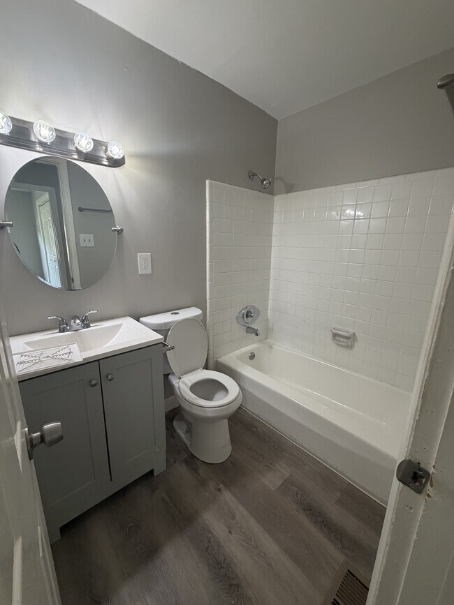 Building Photo - 657 Aubrey Dr