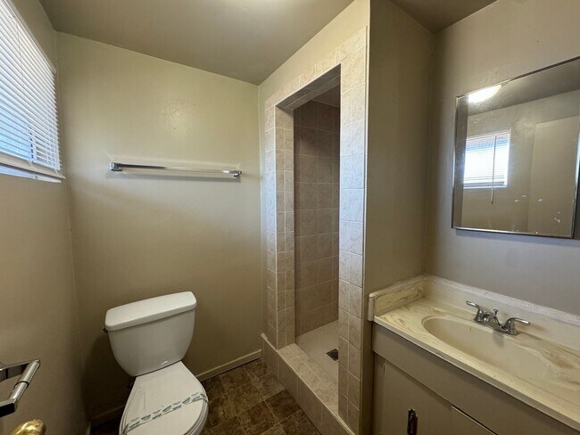 Building Photo - Spacious home near Bakersfield College & Bluffs!