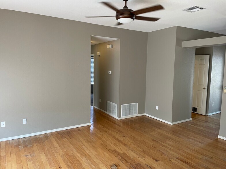 Building Photo - 1424 Jordan Cir