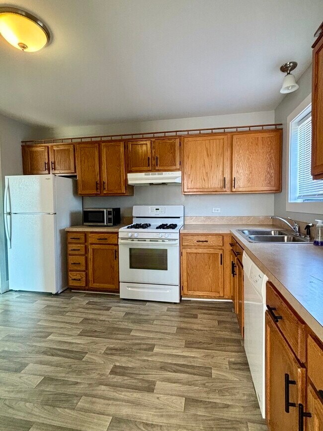 Building Photo - 14949 Lake View Dr