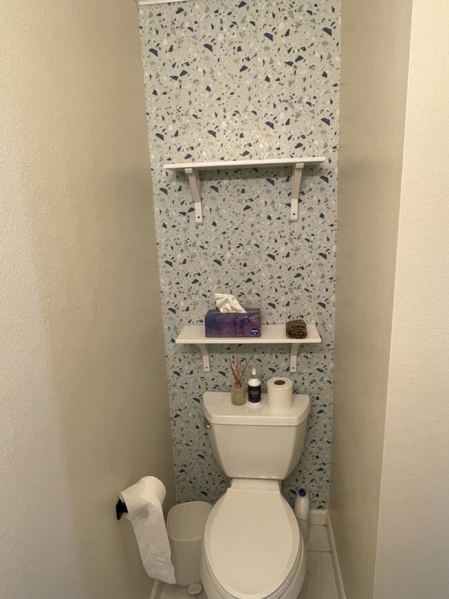 1st floor bathroom - 300 Southridge Pl