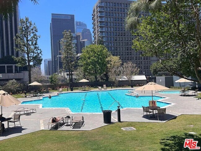 Building Photo - 800 W 1st St