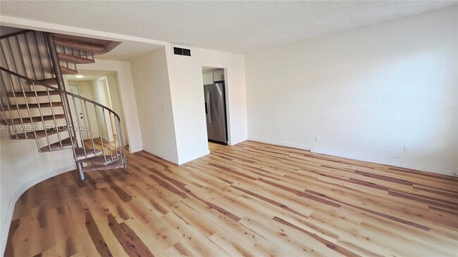 Building Photo - 650 Tennis Club Dr