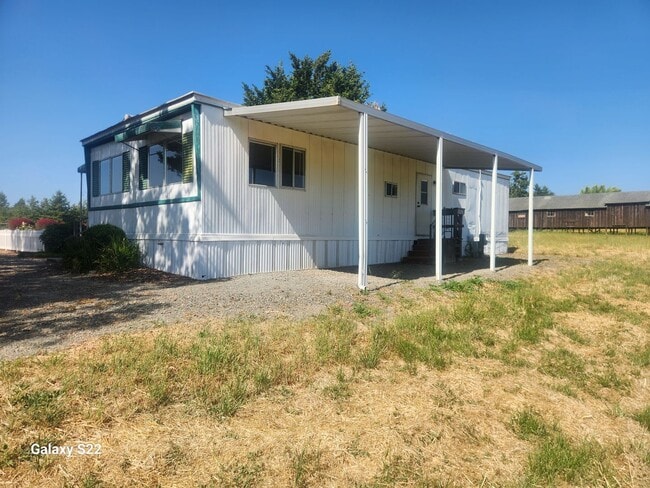 Building Photo - Bright and Cheery, well maintained 2 bedro...