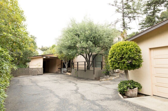 Building Photo - 3 Bedroom 2 Bathroom Home in Mission Canyon