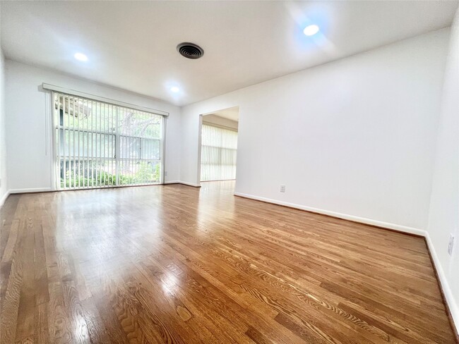 Building Photo - 5546 Beechnut St
