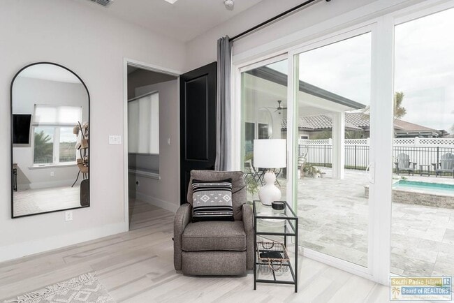 Building Photo - 100 Torrey Pines Dr