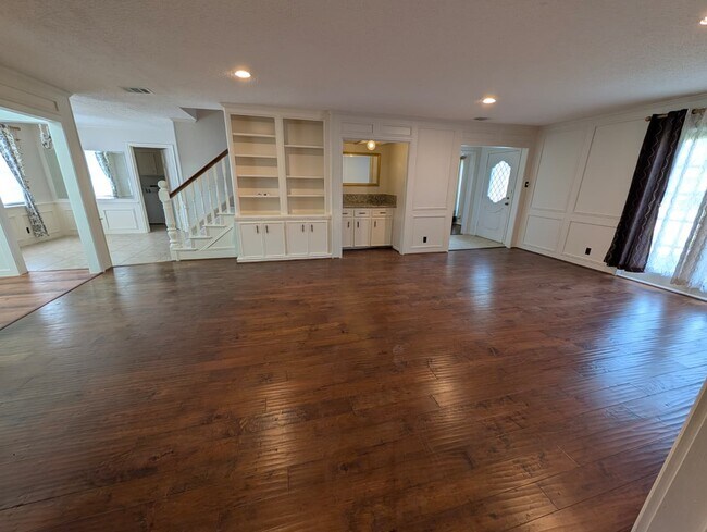 Building Photo - 11807 Highgrove Dr