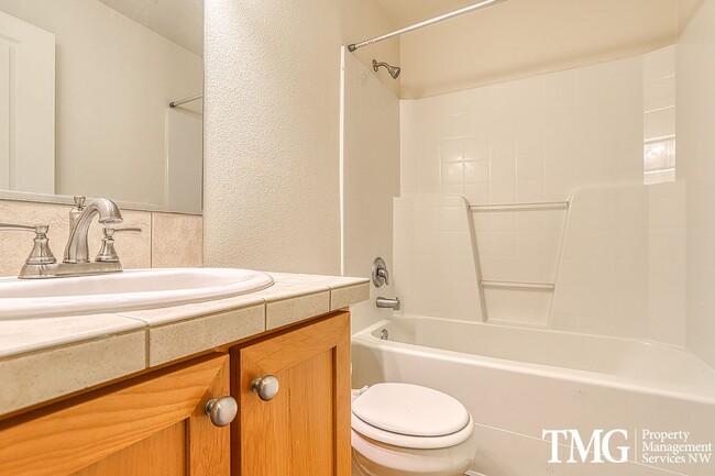 Building Photo - Centrally Located, Pet Friendly, 3 Bed 2.5...