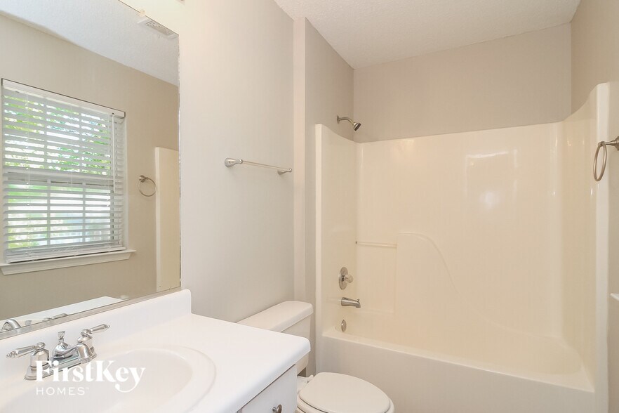 Building Photo - 944 Highland Glen Rd