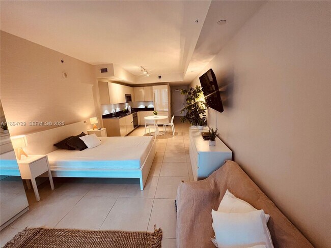 Building Photo - 1010 Brickell Ave