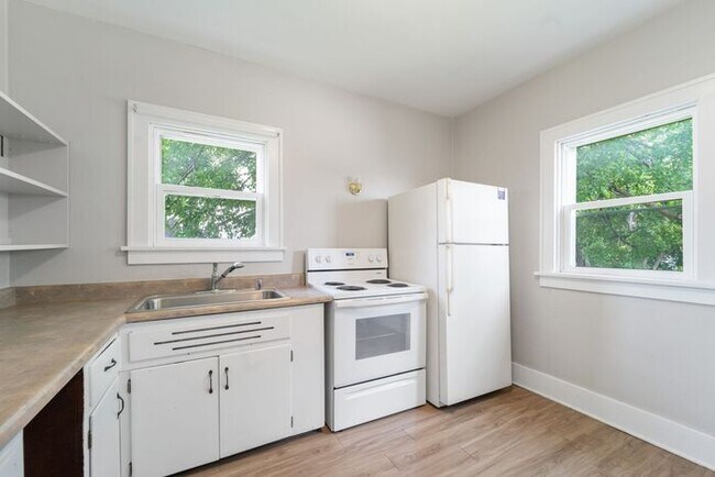 Building Photo - 1021 W 22nd St