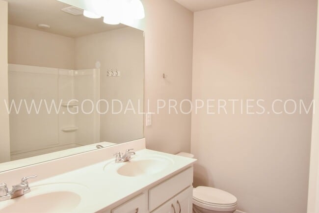 Building Photo - 3 Bedroom 2.5 Bath Townhome in Waukee.
