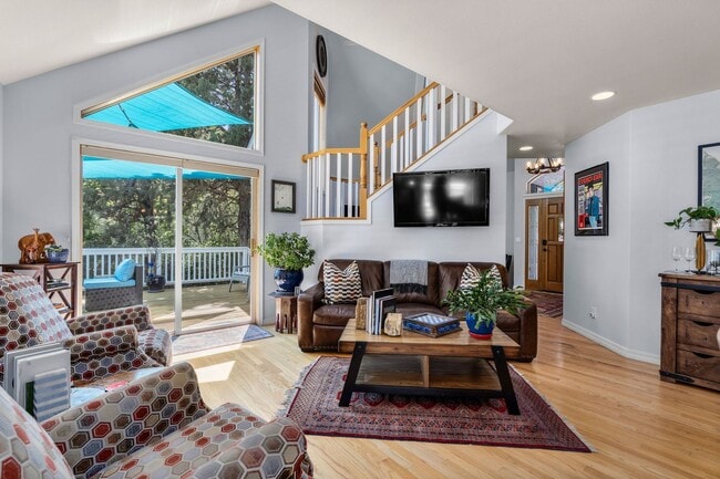 Building Photo - Beautiful bright home with large yard, fin...