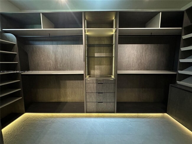 Building Photo - 1065 NE 119th St