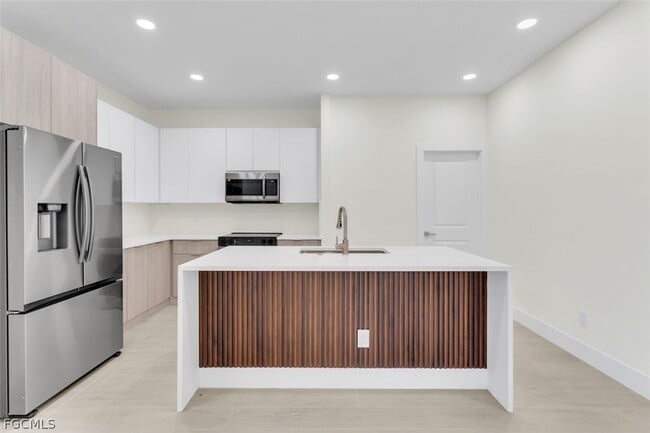 Building Photo - 1831 Embers Pkwy W