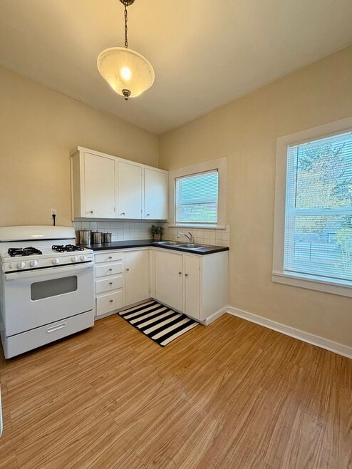 Building Photo - 7630 SE Woodstock Blvd