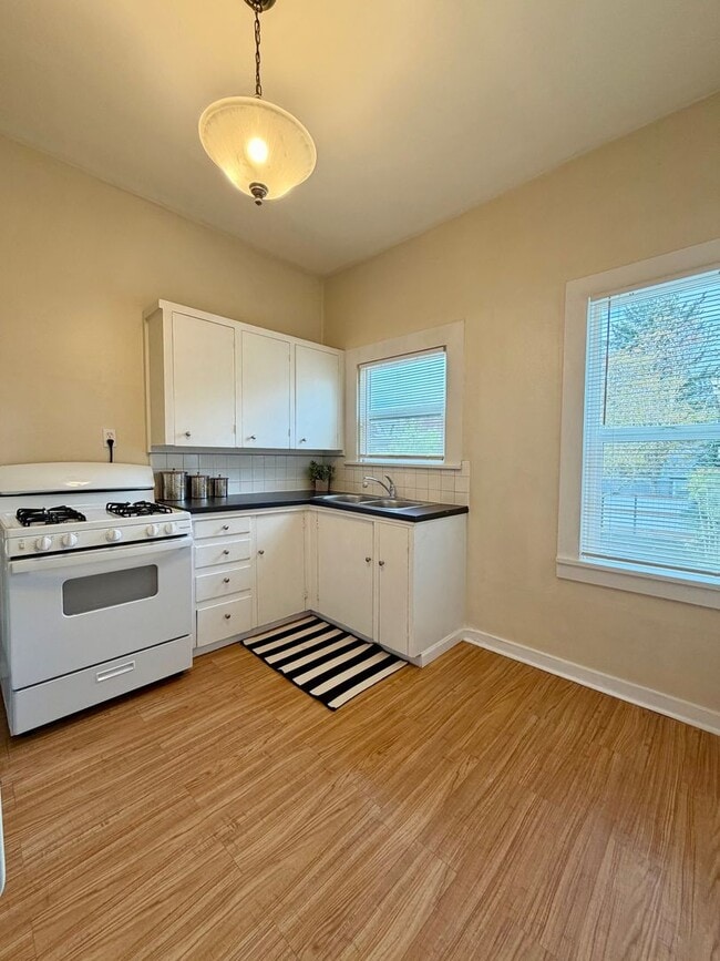 Building Photo - 7630 SE Woodstock Blvd